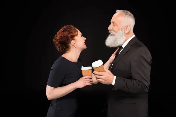 Hombre y mujer riendo juntos - foto de stock