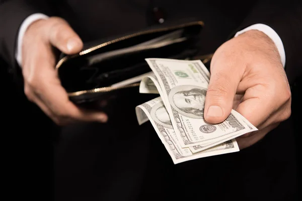 Mãos masculinas tirando dinheiro da carteira — Fotografia de Stock