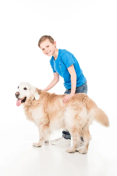 Petit garçon avec chien — Photo de stock