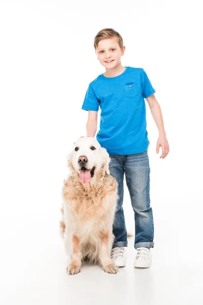Petit garçon avec chien — Photo de stock