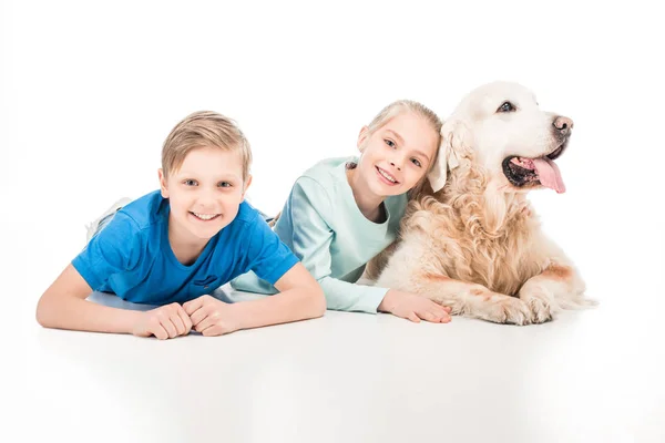 Діти грають з собакою — стокове фото