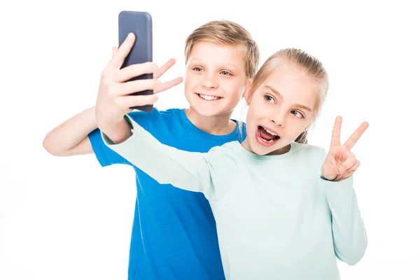 Niños tomando selfie con smartphone - foto de stock