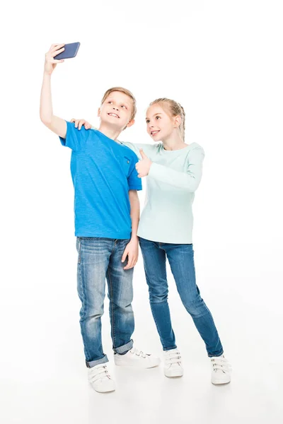 Niños tomando selfie con smartphone - foto de stock