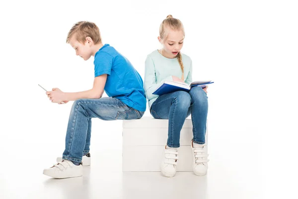 Niños con libro y tableta digital - foto de stock