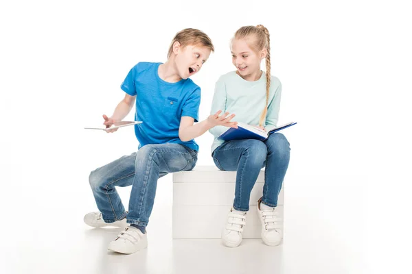 Niños con libro y tableta digital - foto de stock