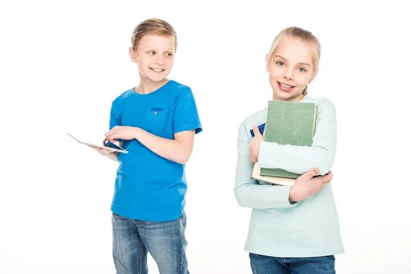 Niños con libros y tabletas digitales - foto de stock