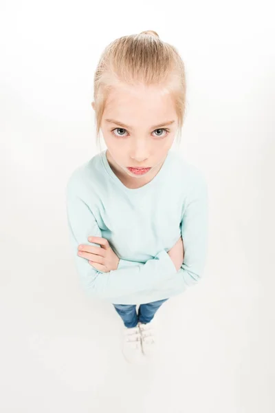 Enfant sérieux avec bras croisés — Photo de stock