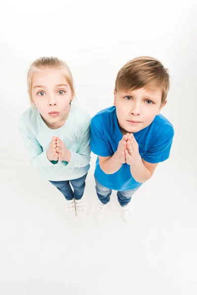 Niños rezando - foto de stock