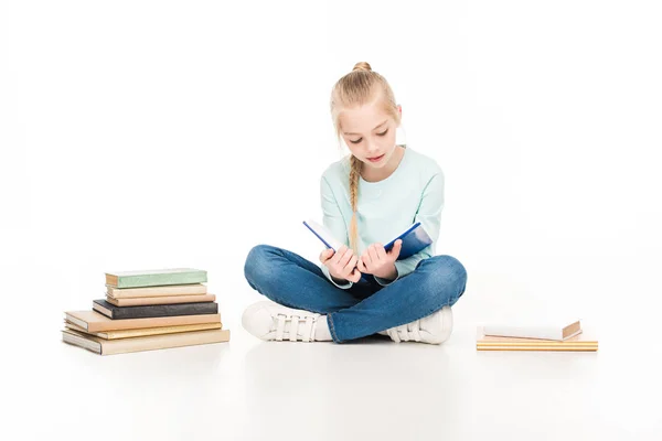 Écolière livre de lecture — Photo de stock