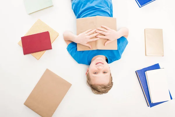 Niño pequeño con libros - foto de stock