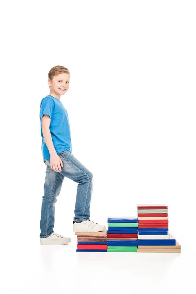 Niño pequeño con libros - foto de stock