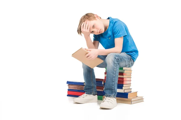 Маленький мальчик с книгами — стоковое фото