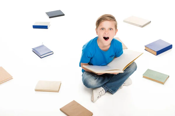 Niño pequeño con libros - foto de stock