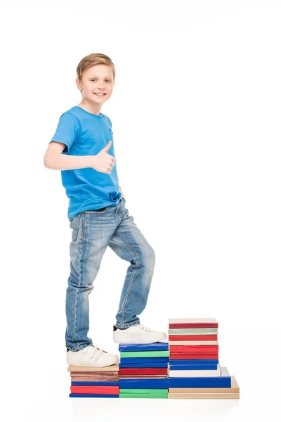 Niño pequeño con libros - foto de stock