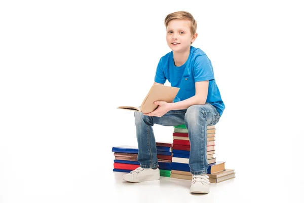 Niño pequeño con libros - foto de stock