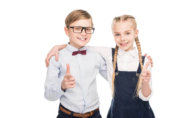 Niños felices señalando con los dedos - foto de stock