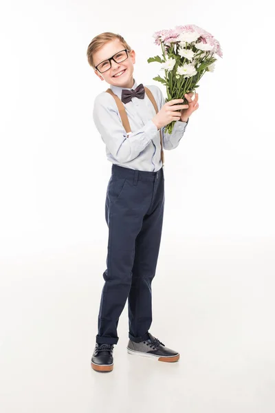 Petit garçon avec bouquet de fleurs — Photo de stock