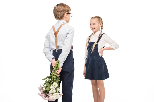 Niño presentando flores a niña - foto de stock