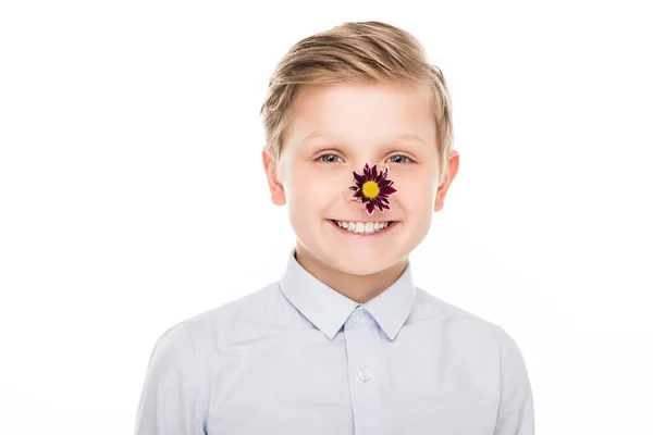 Menino com flor no nariz — Fotografia de Stock