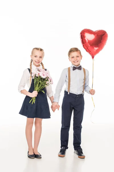 Niños con flores y globo - foto de stock