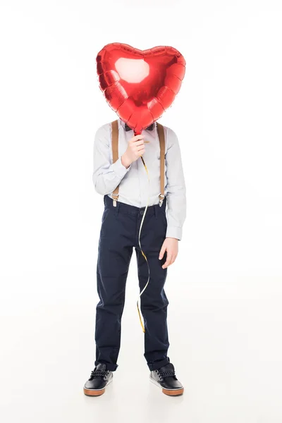 Niño con globo en forma de corazón - foto de stock