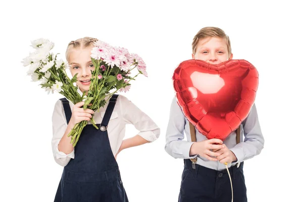 Niños con flores y globo - foto de stock