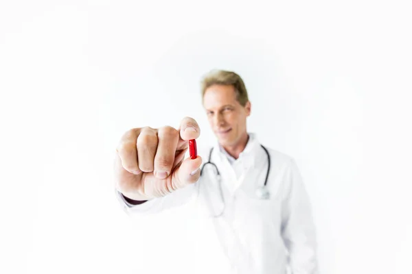 Medico sosteniendo píldora - foto de stock