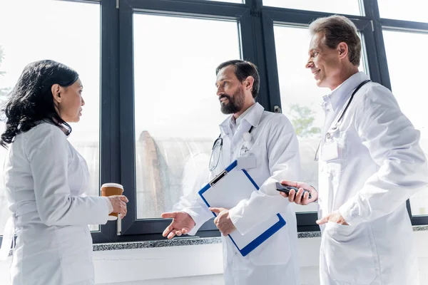 Medici che parlano e bevono caffè — Foto stock