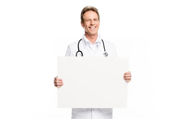 Médico segurando banner em branco — Fotografia de Stock