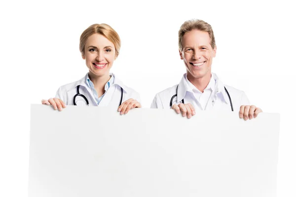 Médicos segurando banner em branco — Fotografia de Stock