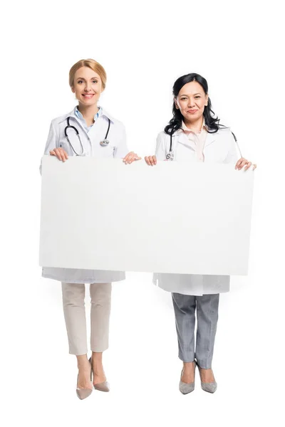 Médicos con pancarta en blanco - foto de stock