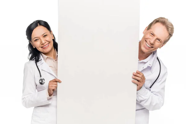 Médicos con pancarta en blanco - foto de stock
