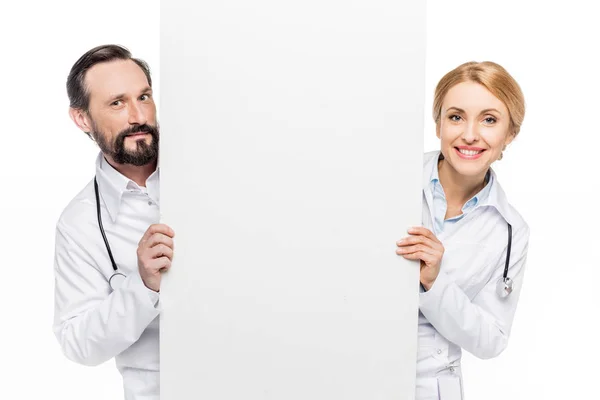 Médicos con pancarta en blanco - foto de stock