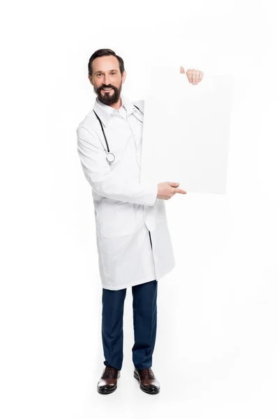 Médico segurando banner em branco — Fotografia de Stock