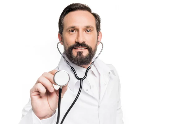 Médico de mediana edad con estetoscopio - foto de stock