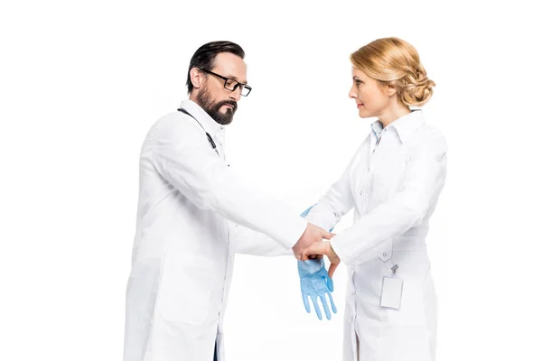 Médecins portant des gants médicaux — Photo de stock
