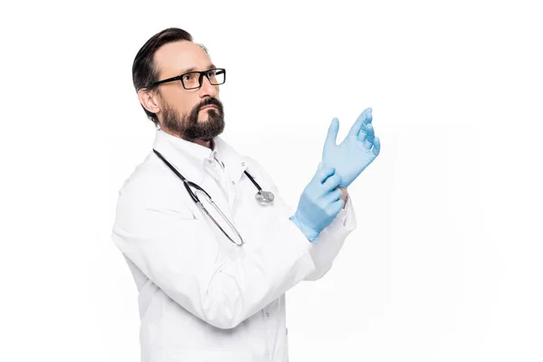 Médico vestindo luvas médicas — Fotografia de Stock
