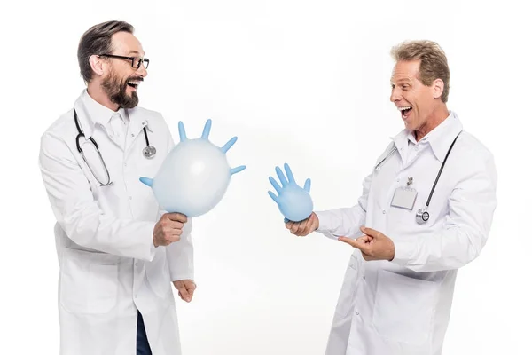 Ärzte haben Spaß mit medizinischen Handschuhen — Stockfoto