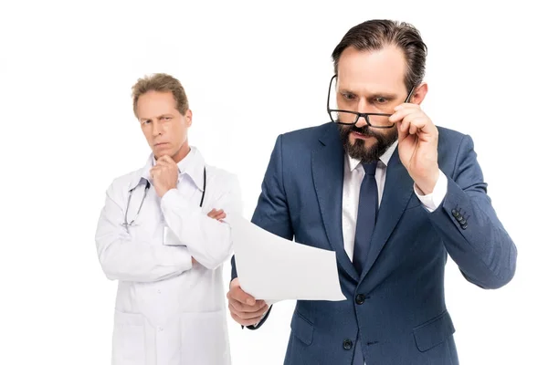 Бізнесмен тримає медичний документ — стокове фото