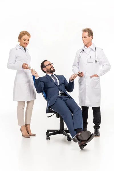 Бизнесмен дает деньги врачам — Stock Photo