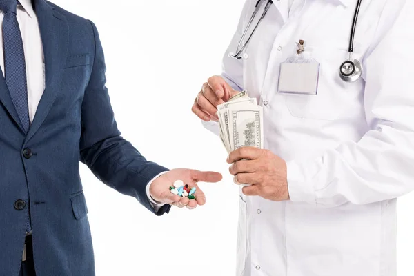 Бізнесмен купує таблетки від лікаря — стокове фото