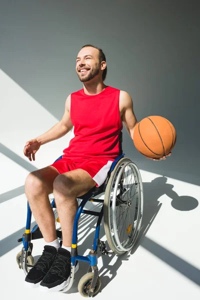 Спортсмен в инвалидной коляске проводит баскетбол — стоковое фото