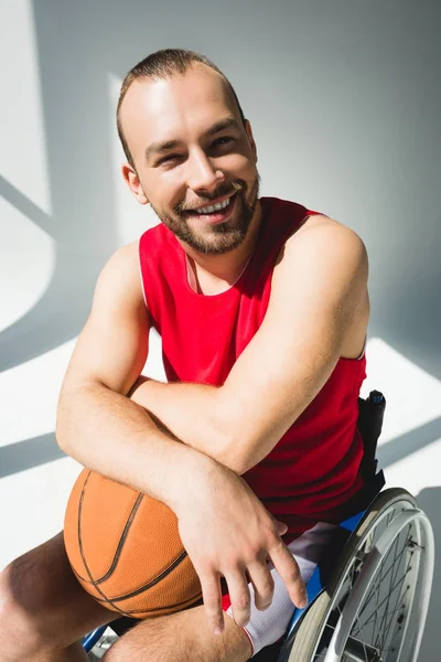 Deportista adicto sosteniendo baloncesto - foto de stock