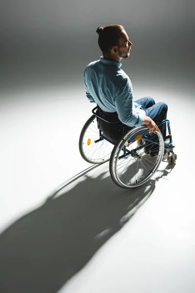 Молодой человек в инвалидной коляске — стоковое фото