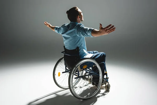 Uomo disabile in posa con le braccia outstreched — Foto stock