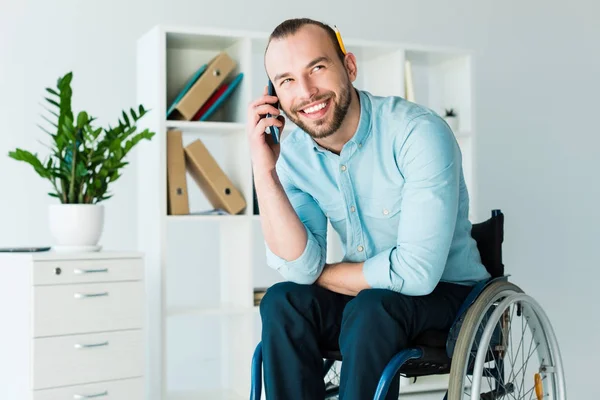 Hombre de negocios discapacitado hablando por teléfono - foto de stock