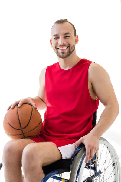 Спортсмен-инвалид с баскетбольным мячом — стоковое фото
