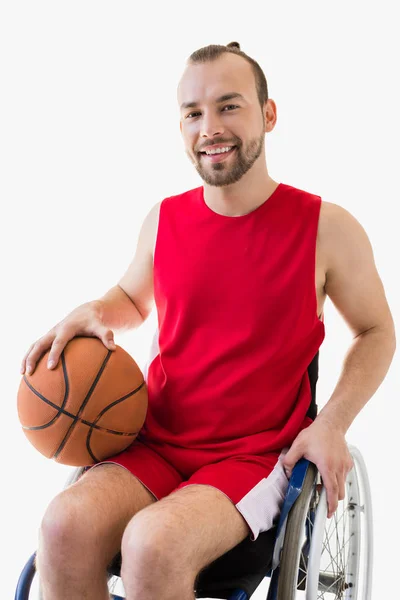 Спортсмен в инвалидной коляске с баскетбольным мячом — стоковое фото