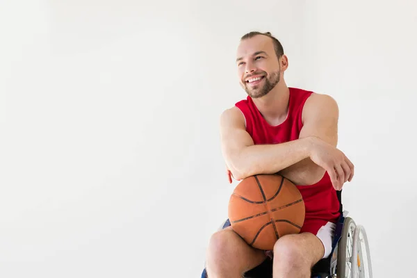 Deportista en silla de ruedas celebración de baloncesto - foto de stock