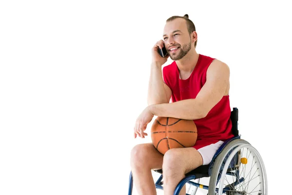 Спортсмен-инвалид разговаривает по смартфону — стоковое фото